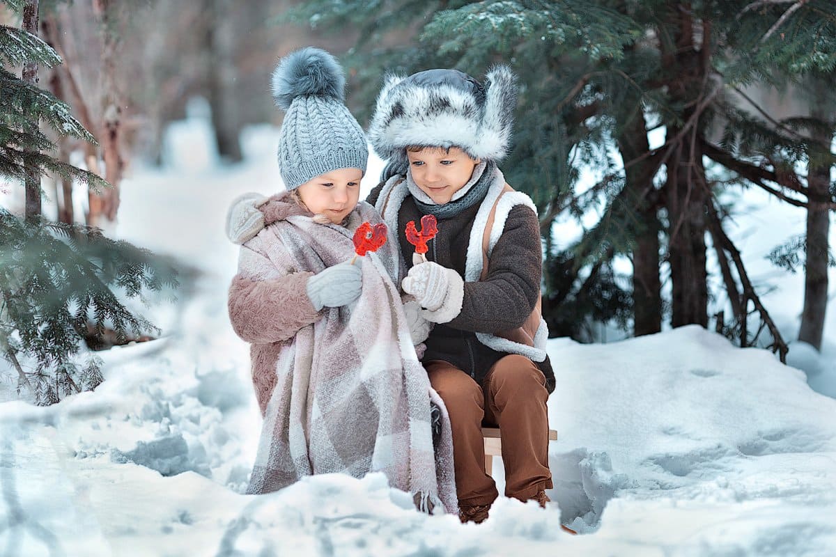 Зимние фото ребенка. Фотосессия в зимнем лесу с ребенком. Зимняя фотосессия с ребенком. Детская фотосессия в зимнем лесу. Зимний лес для детей.